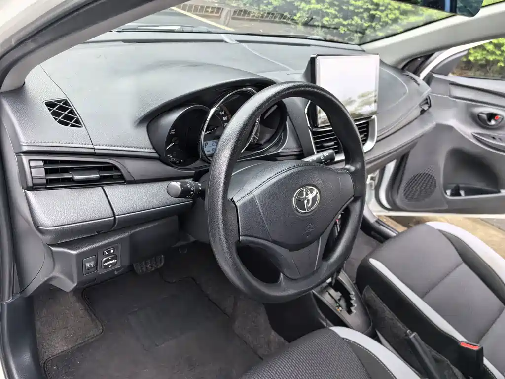 Toyota Yaris L — фото 25