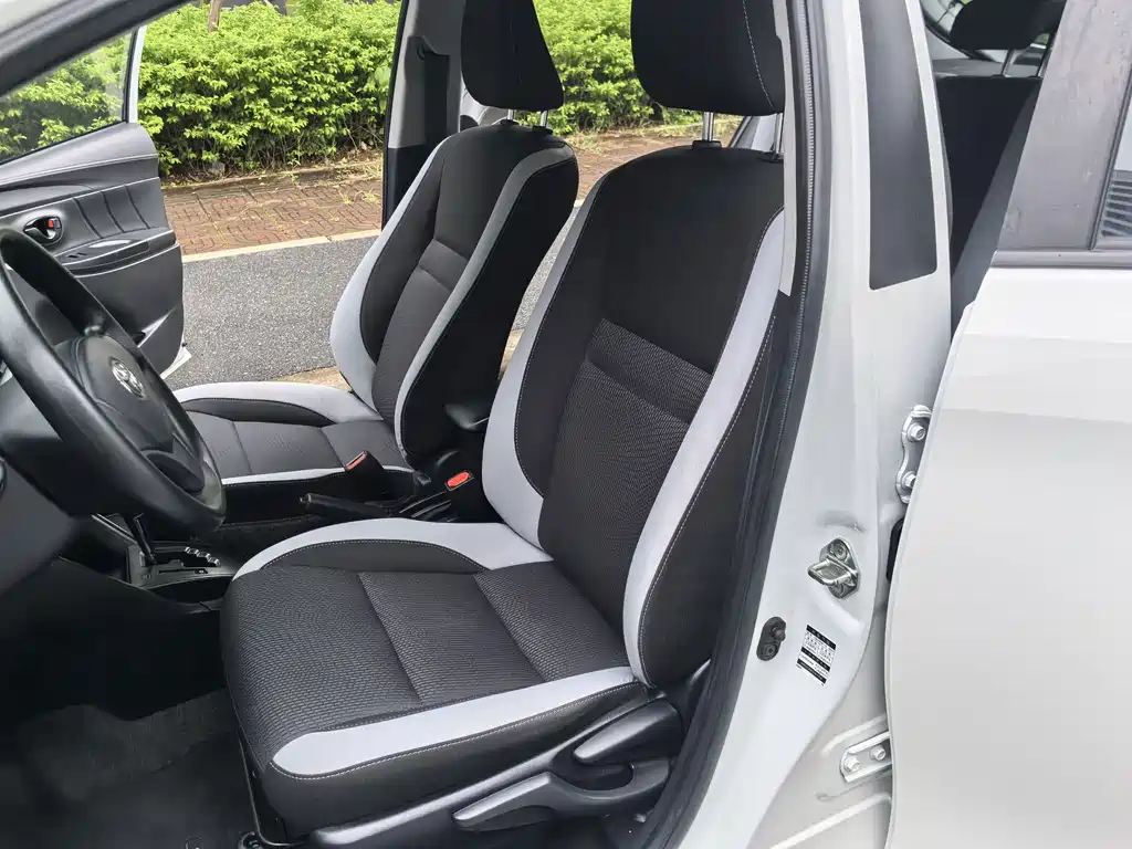Toyota Yaris L — фото 26