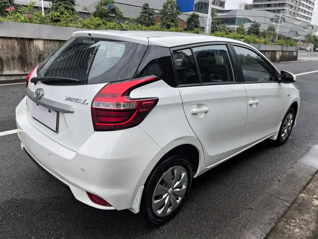 Toyota Yaris L — фото 4