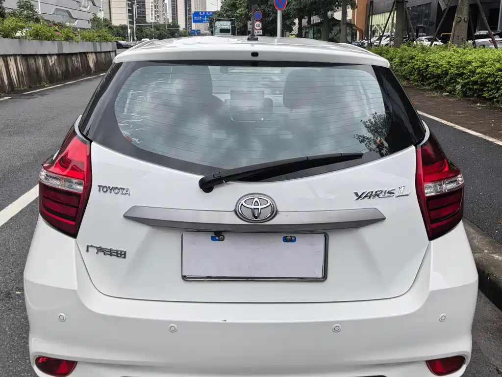 Toyota Yaris L — фото 5