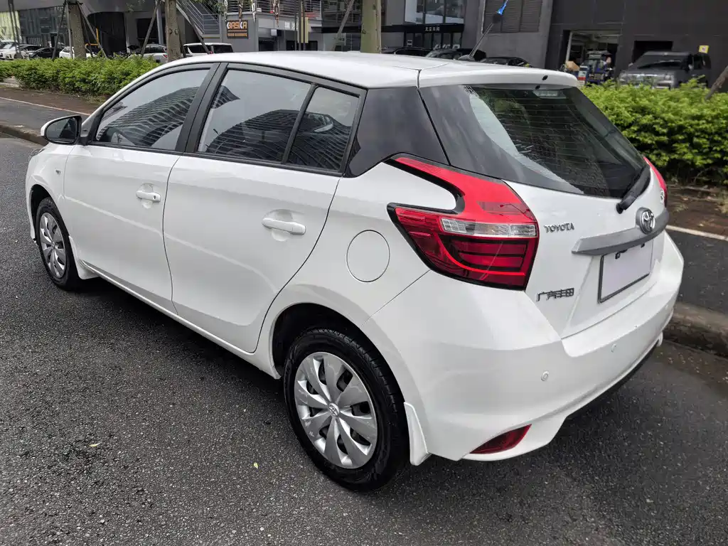 Toyota Yaris L — фото 7