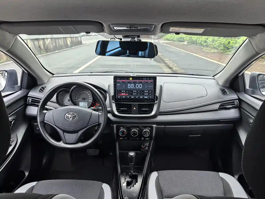 Toyota Yaris L — фото 8