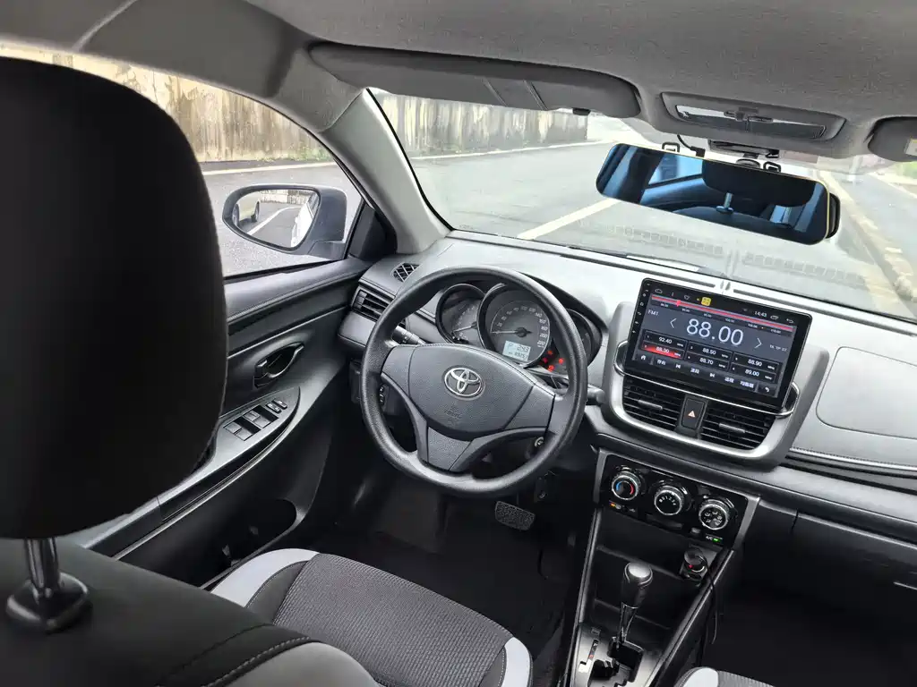 Toyota Yaris L — фото 9