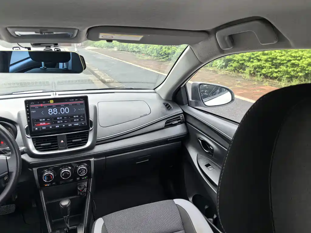 Toyota Yaris L — фото 10