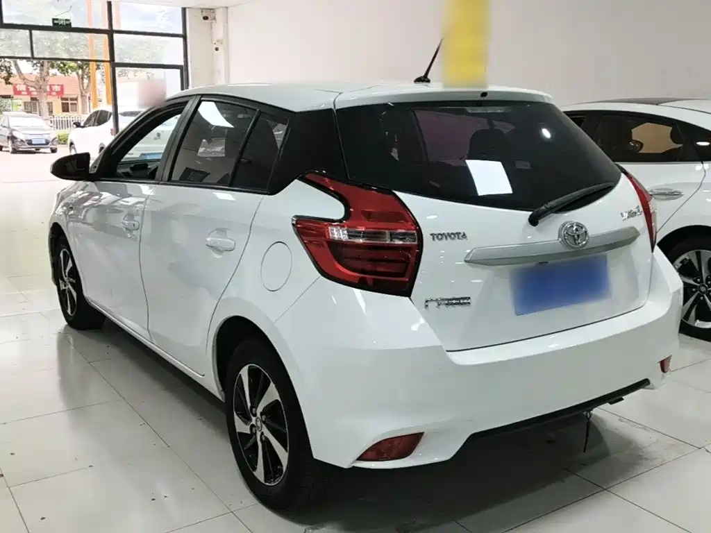 Toyota Yaris L — фото 5