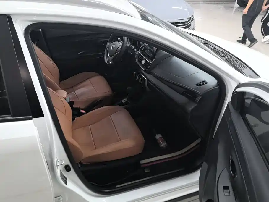 Toyota Yaris L — фото 8