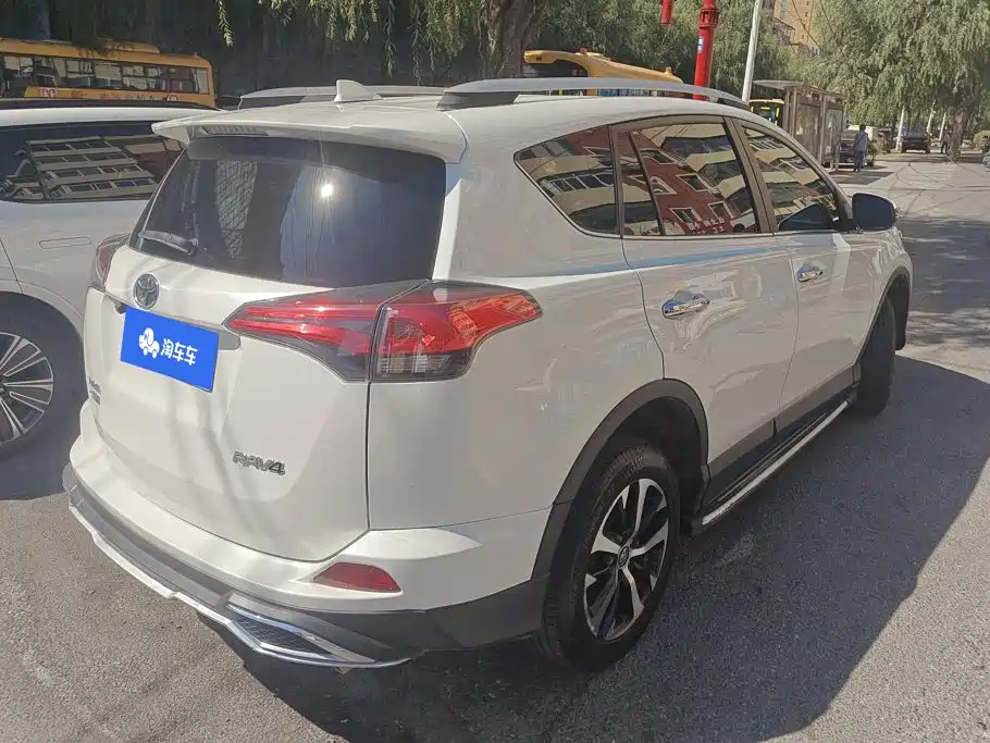 Toyota RAV4 — фото 3