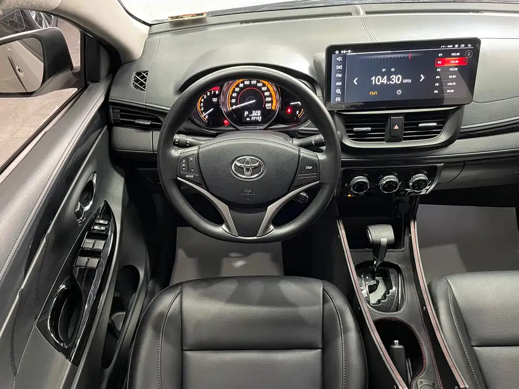 Toyota Yaris L — фото 14
