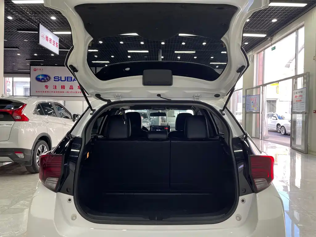 Toyota Yaris L — фото 18