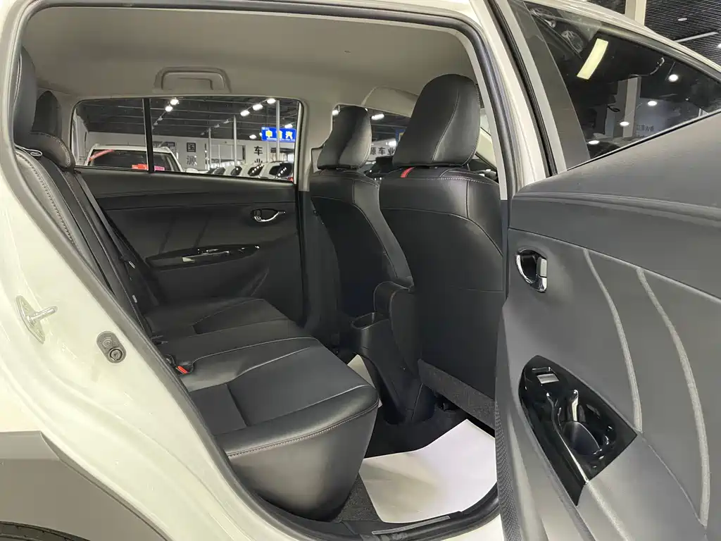 Toyota Yaris L — фото 19