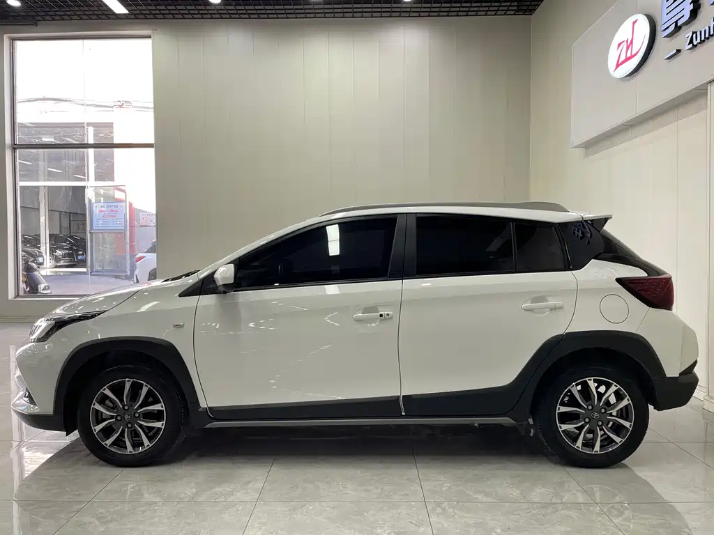 Toyota Yaris L — фото 5