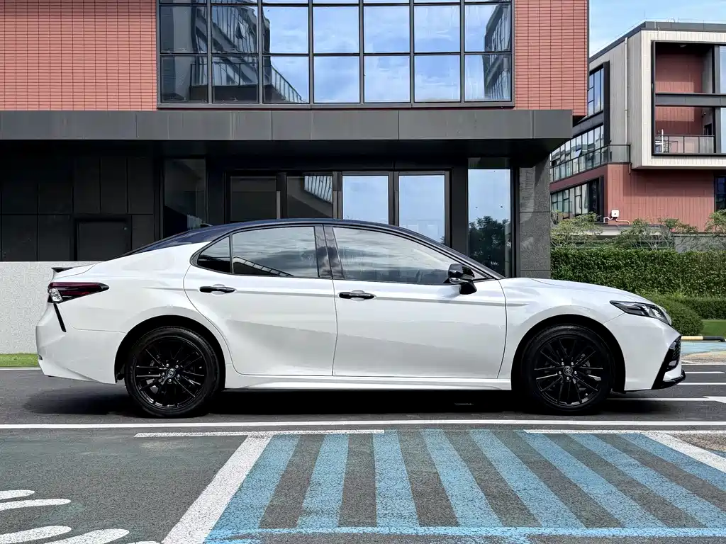 Toyota Camry — фото 4
