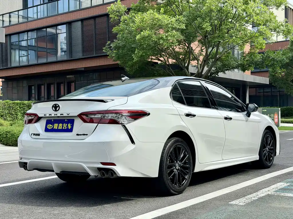 Toyota Camry — фото 5