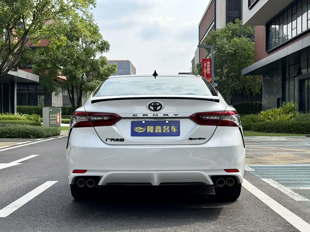 Toyota Camry — фото 6
