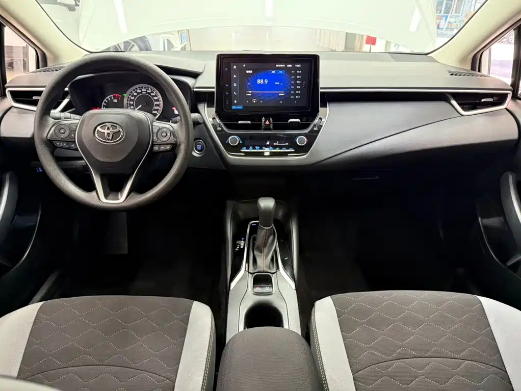 Toyota Corolla — фото 19