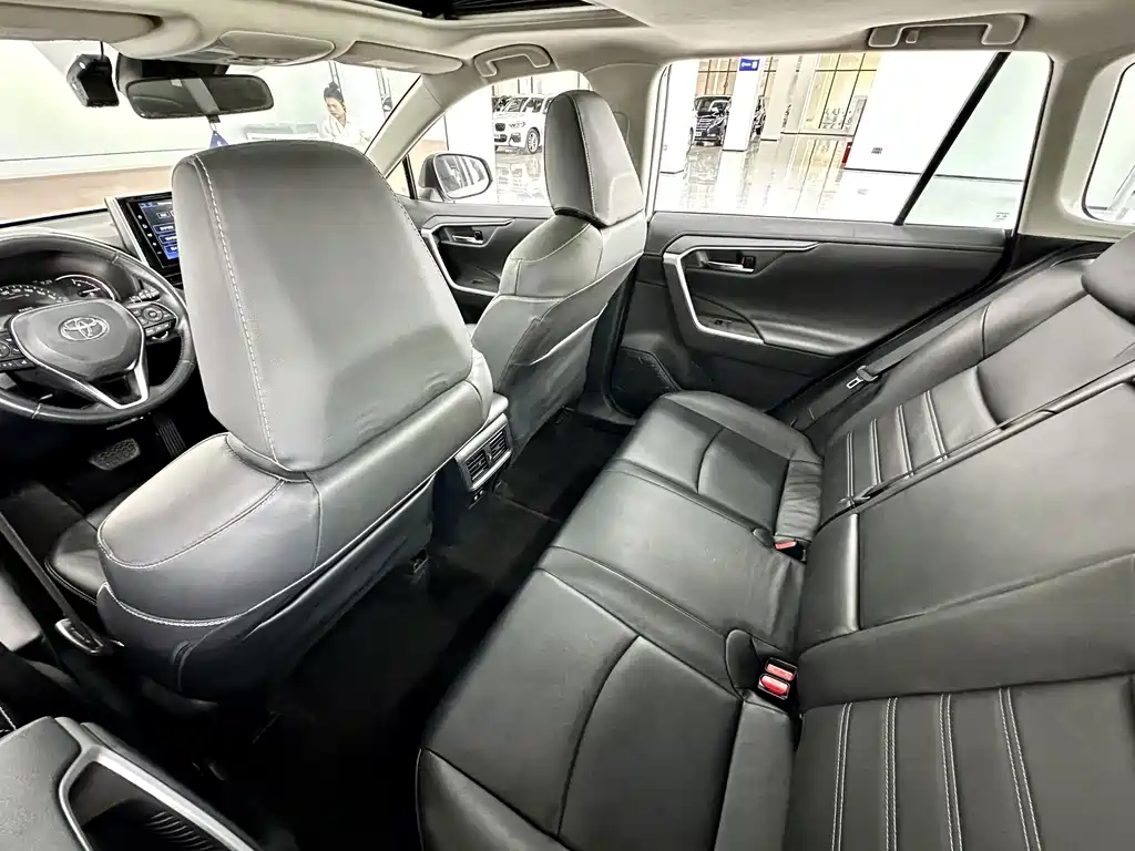 Toyota RAV4 — фото 11