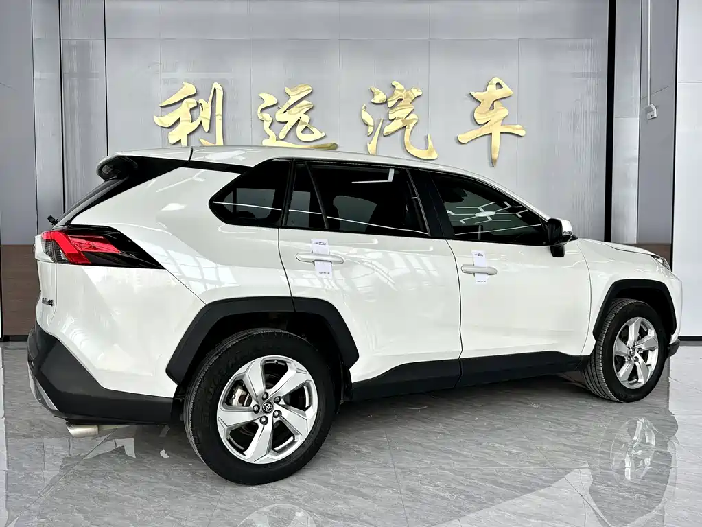 Toyota RAV4 — фото 14