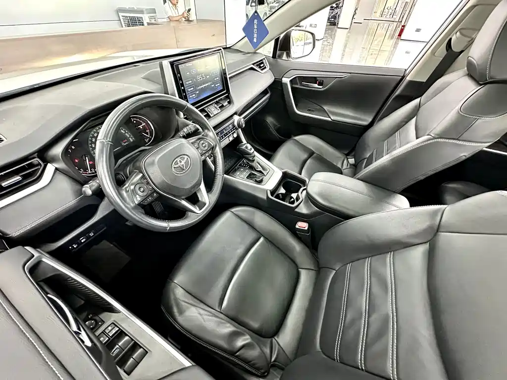 Toyota RAV4 — фото 6