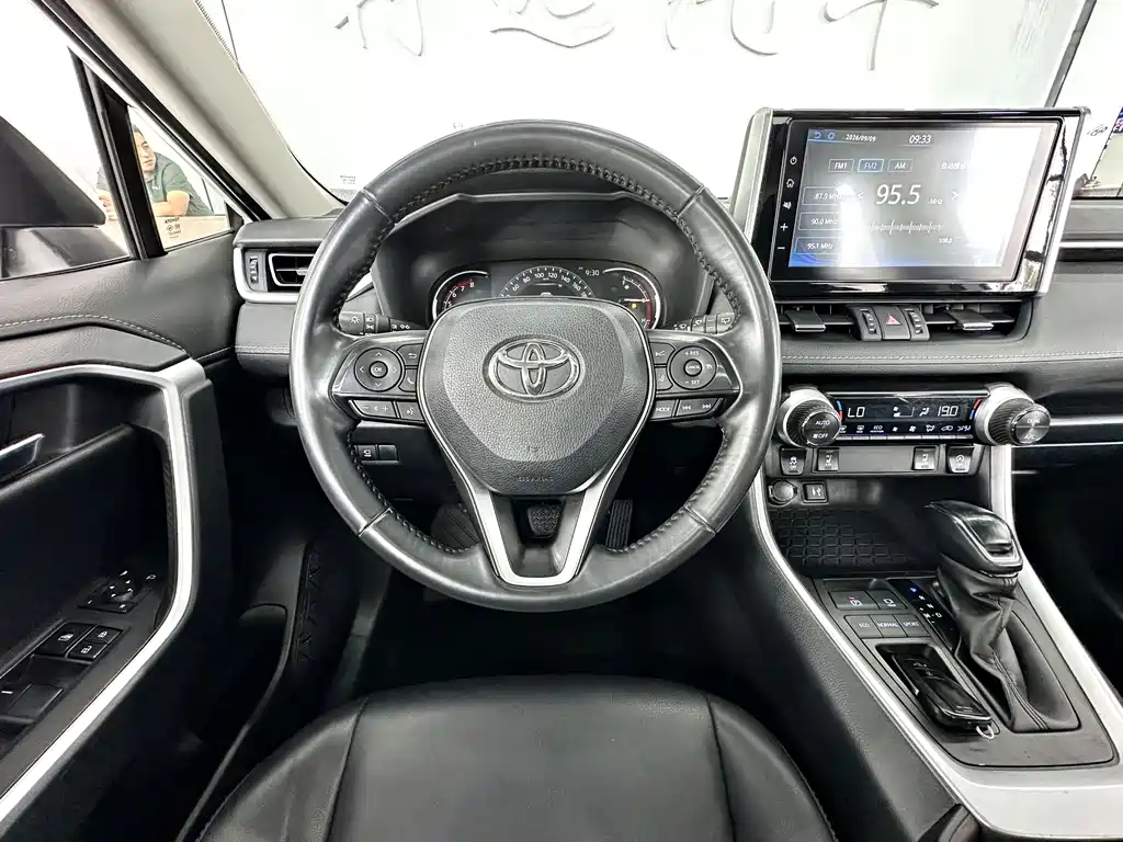 Toyota RAV4 — фото 7