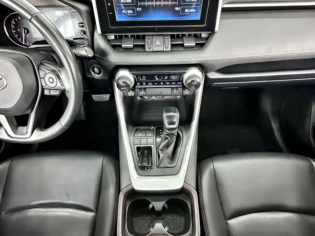 Toyota RAV4 — фото 8
