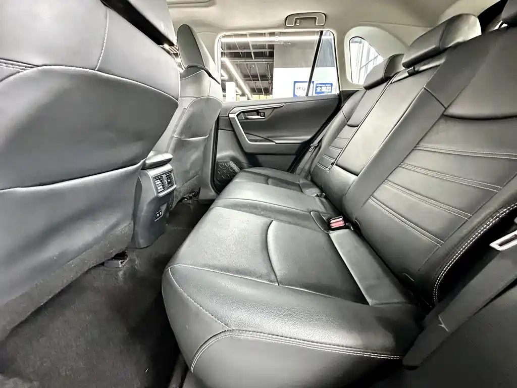Toyota RAV4 — фото 10