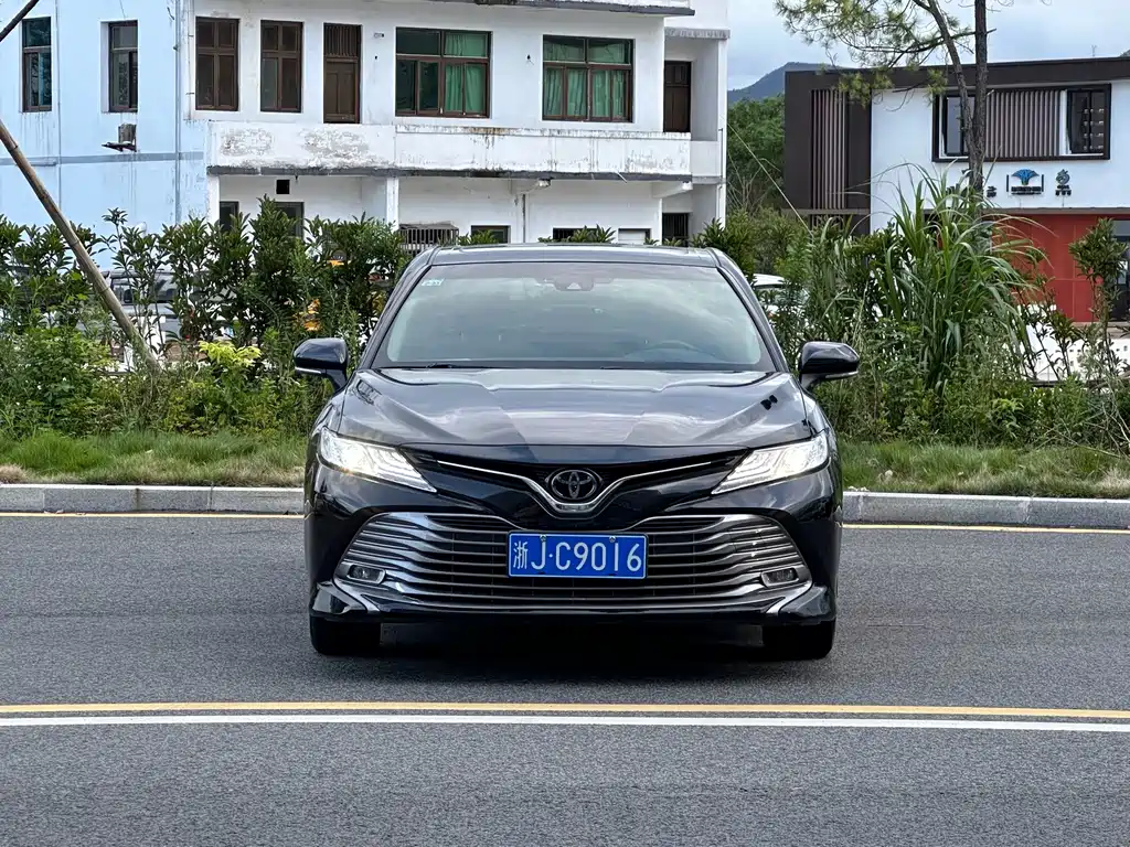 Toyota Camry — фото 2