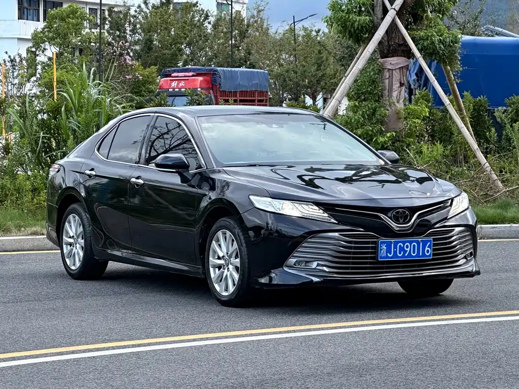 Toyota Camry — фото 3
