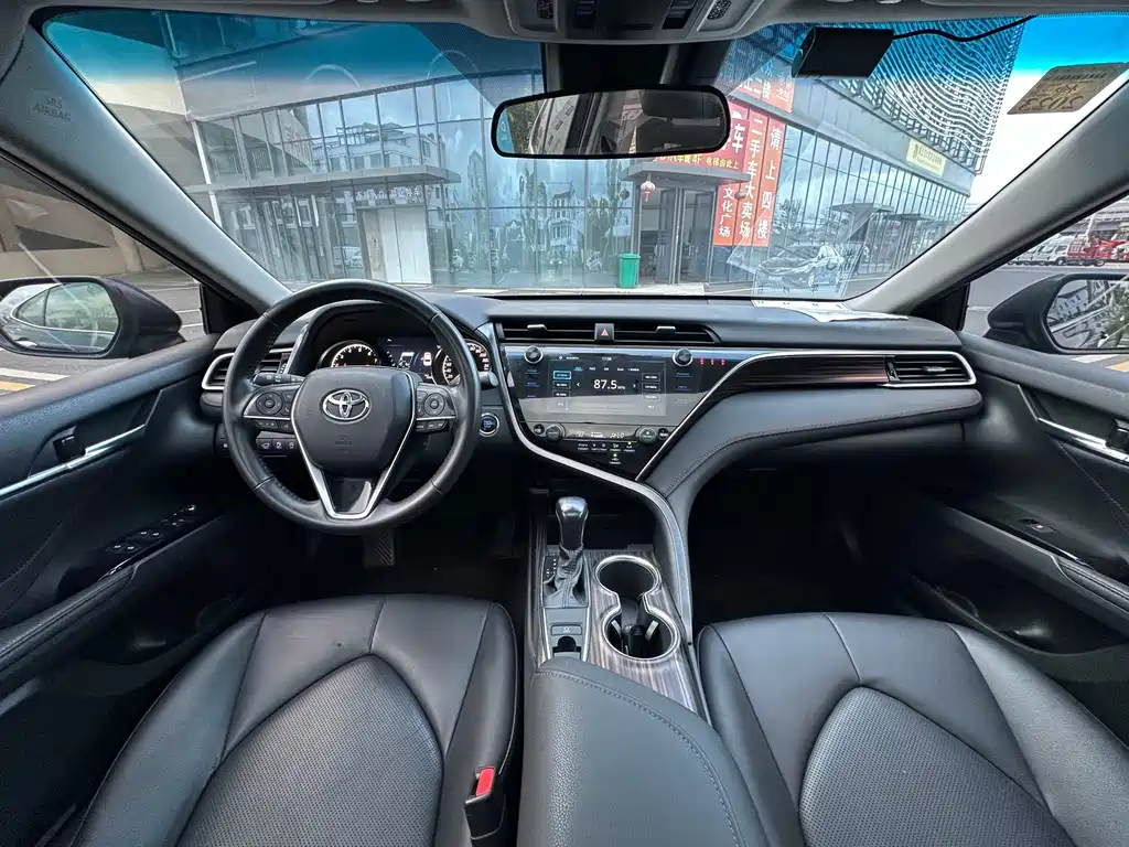 Toyota Camry — фото 5