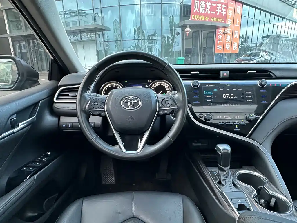 Toyota Camry — фото 6
