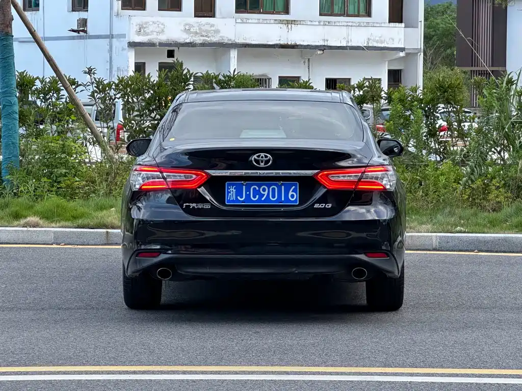 Toyota Camry — фото 9