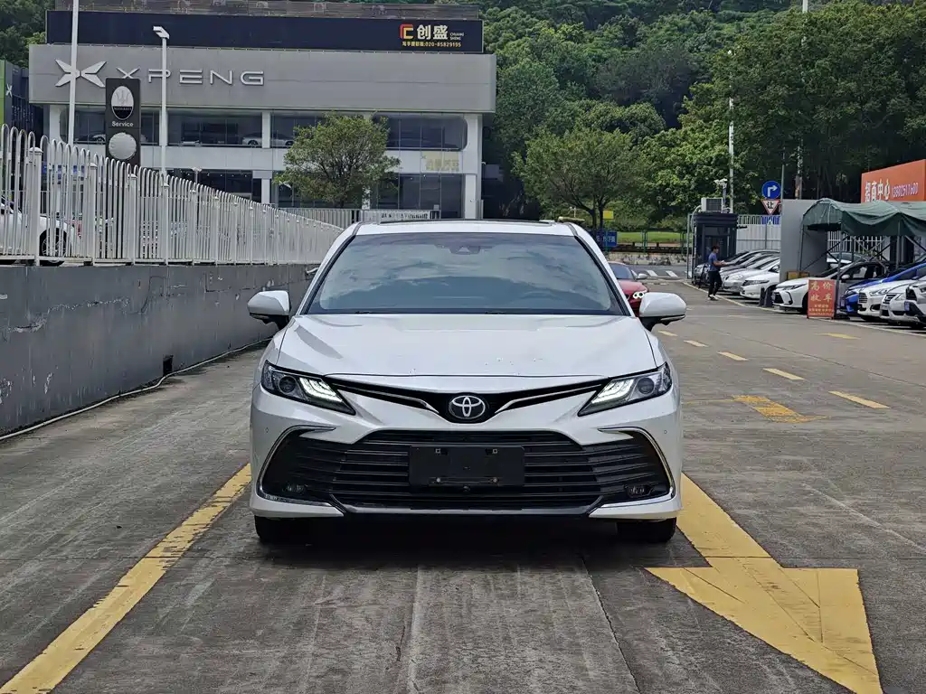 Toyota Camry — фото 2
