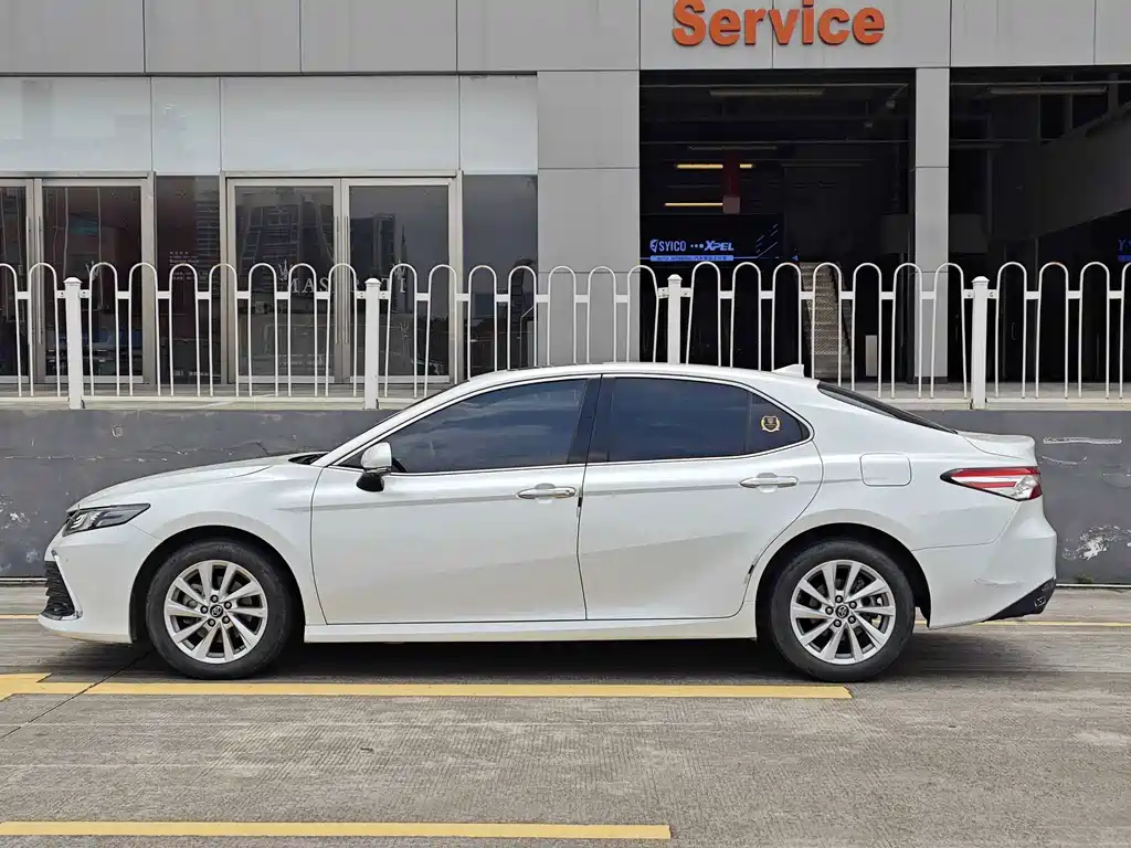 Toyota Camry — фото 3