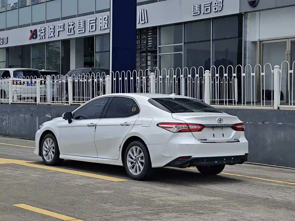 Toyota Camry — фото 5