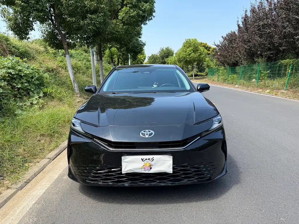 Toyota Camry — фото 2