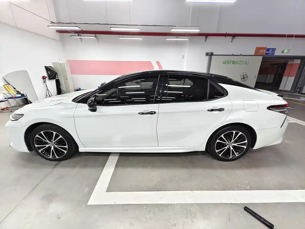Toyota Camry — фото 2