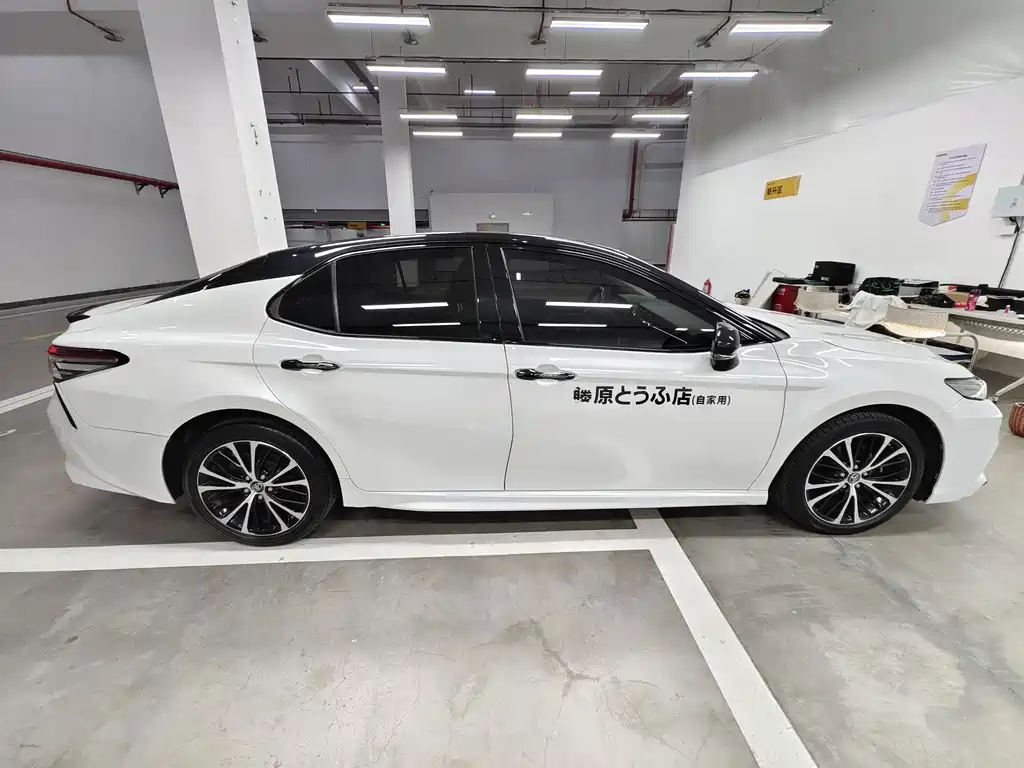 Toyota Camry — фото 5