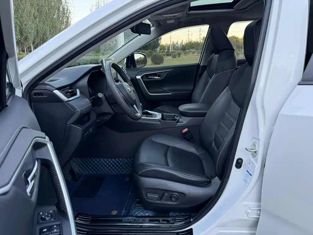 Toyota RAV4 — фото 14
