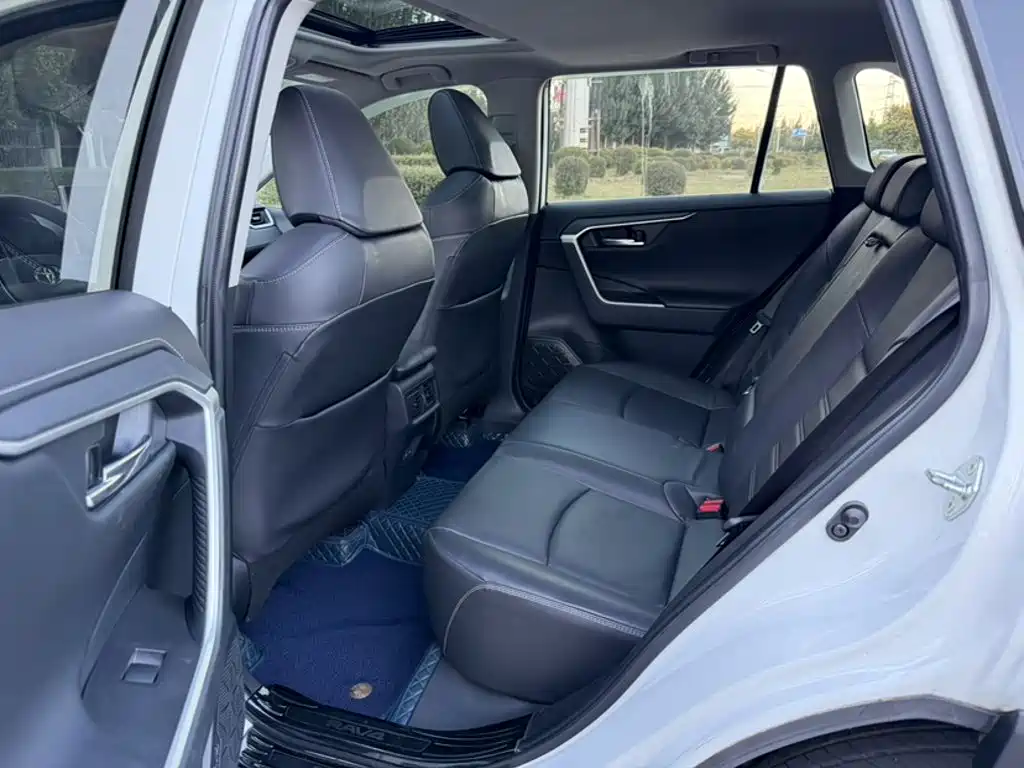 Toyota RAV4 — фото 15