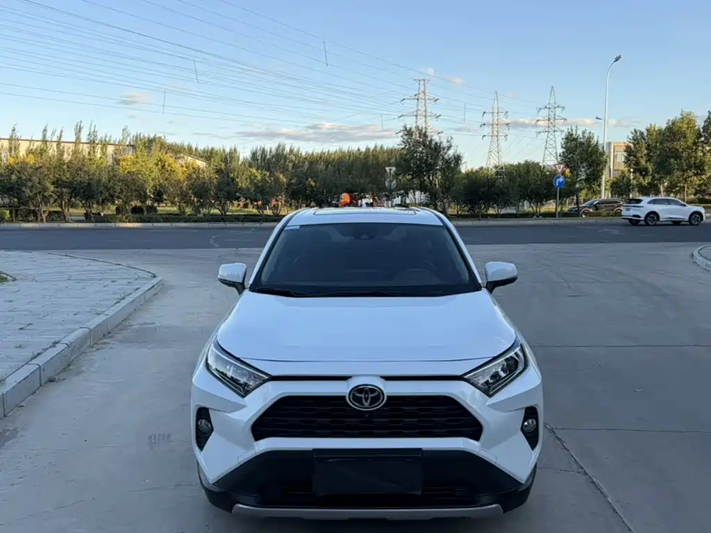 Toyota RAV4 — фото 5