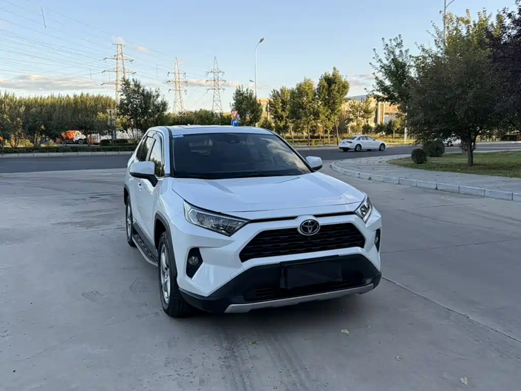 Toyota RAV4 — фото 6