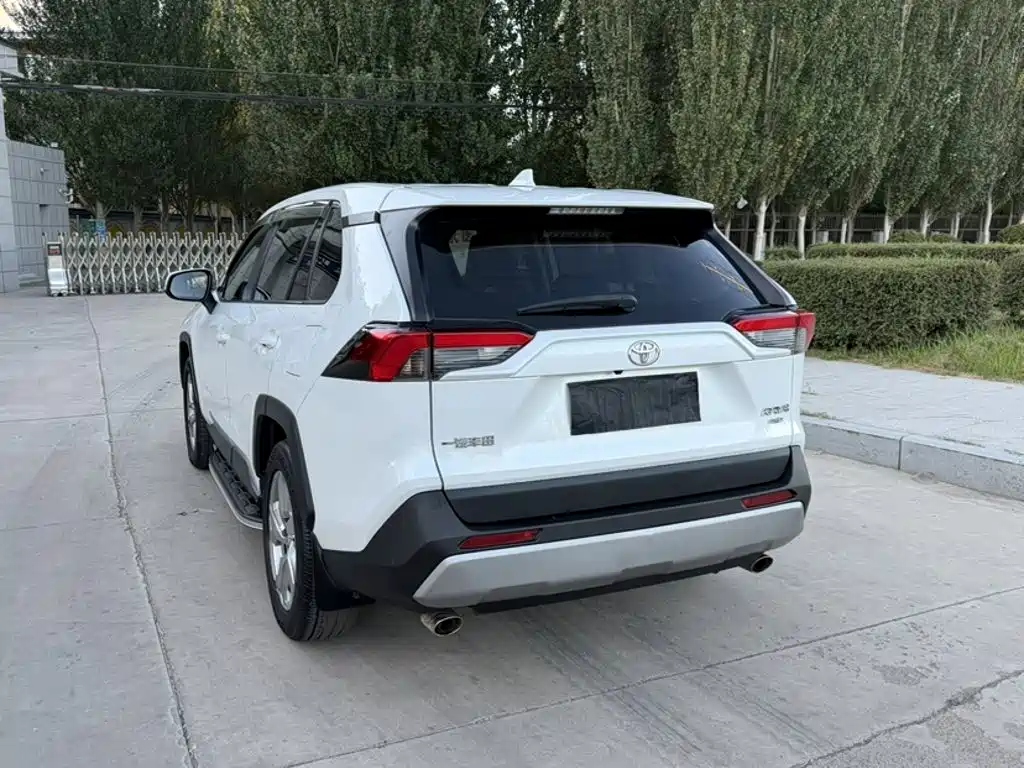 Toyota RAV4 — фото 7