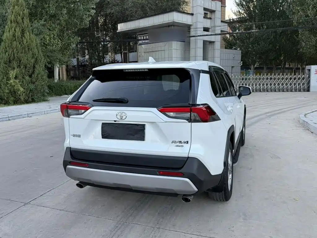 Toyota RAV4 — фото 9