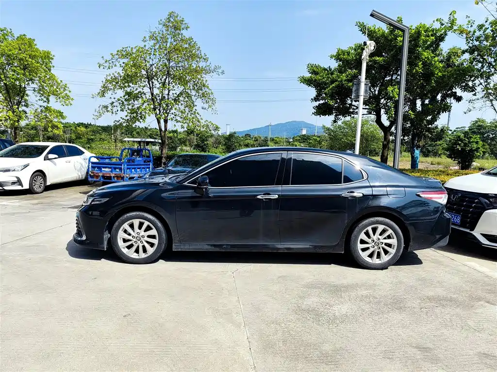 Toyota Camry — фото 3