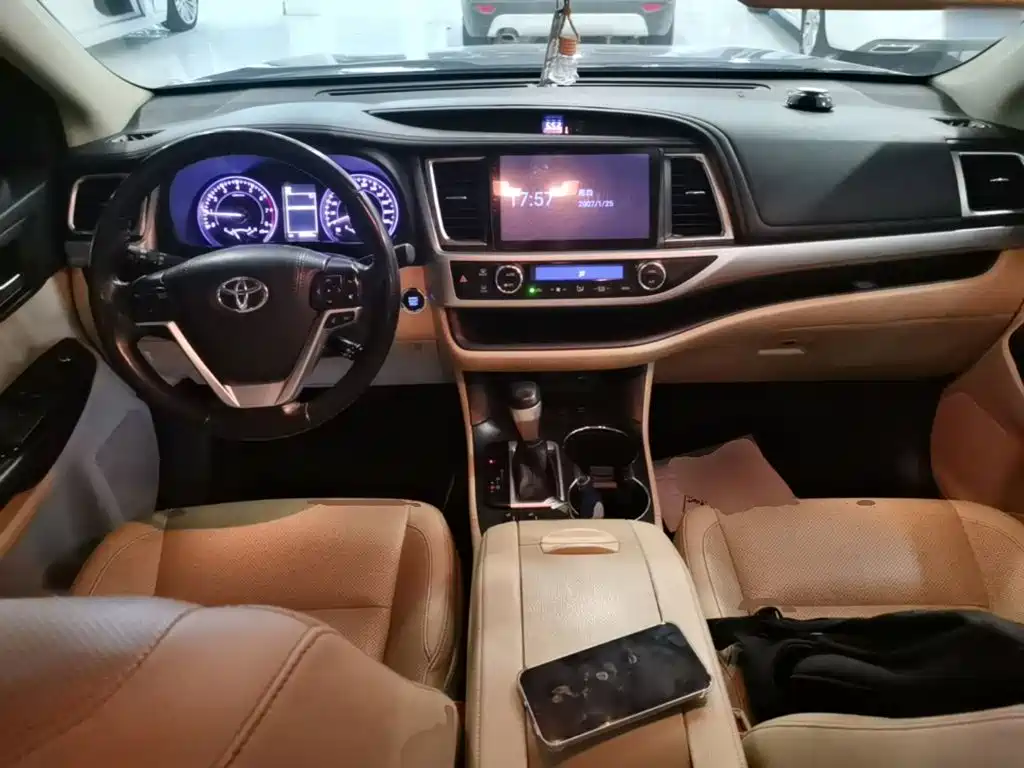 Toyota Highlander — фото 10