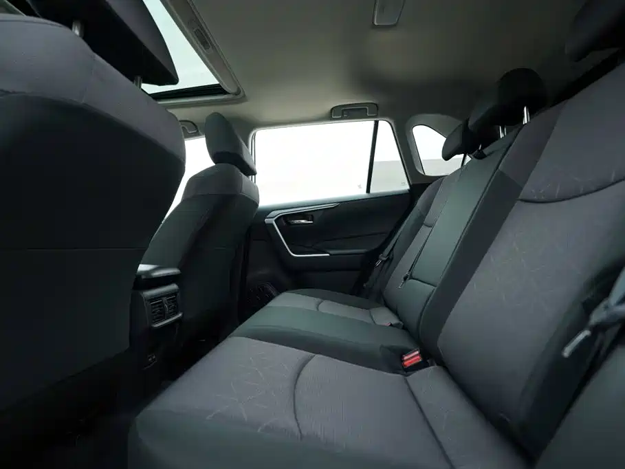 Toyota RAV4 — фото 19