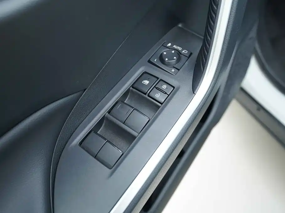 Toyota RAV4 — фото 10