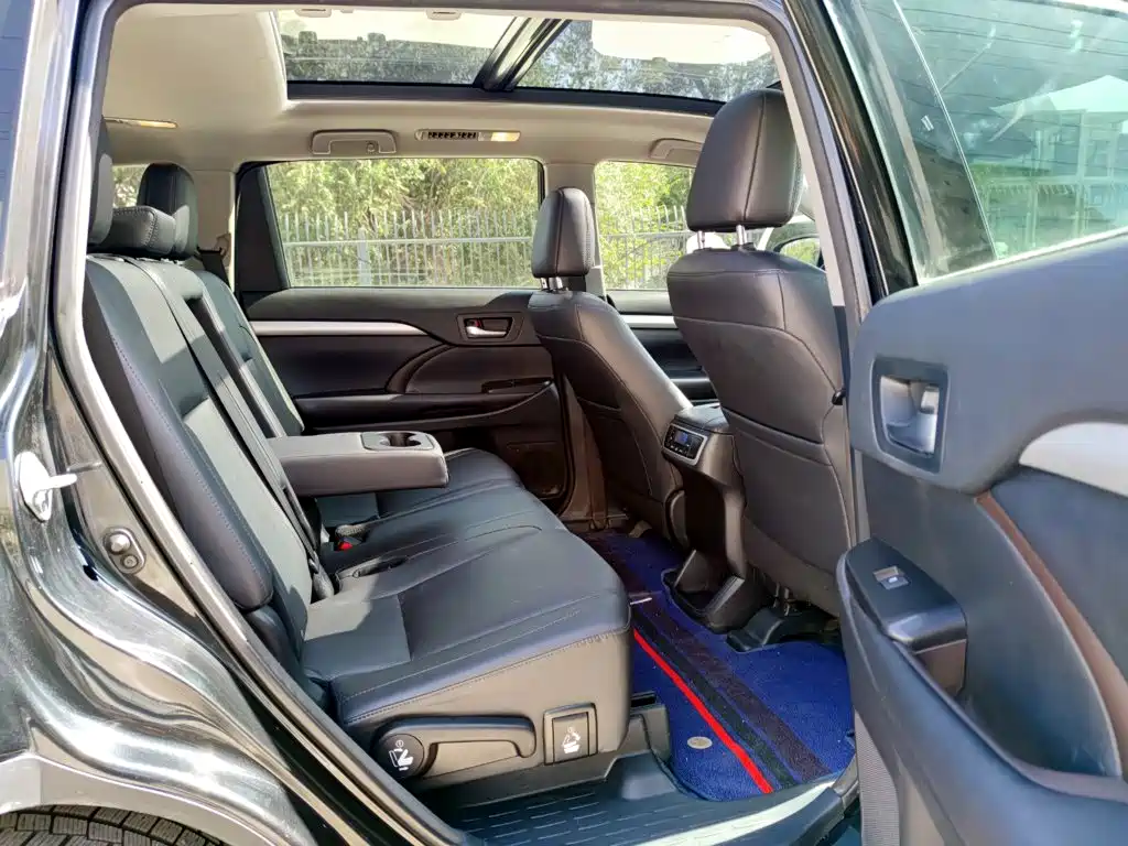 Toyota Highlander — фото 11