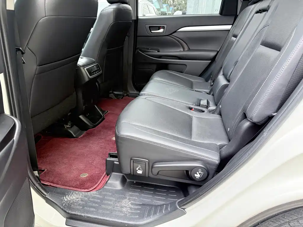Toyota Highlander — фото 11