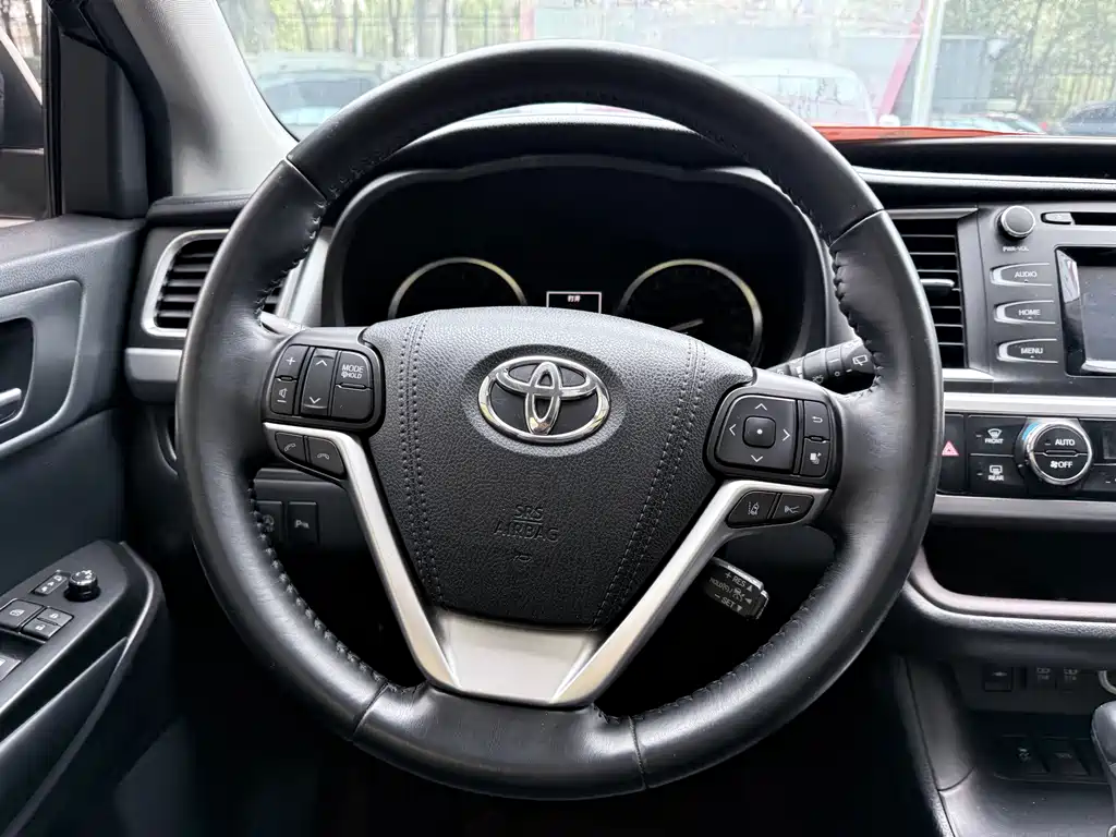 Toyota Highlander — фото 14