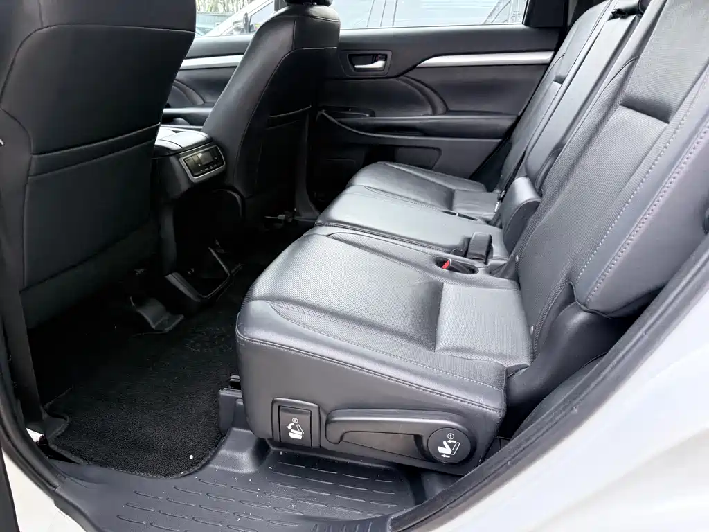 Toyota Highlander — фото 11